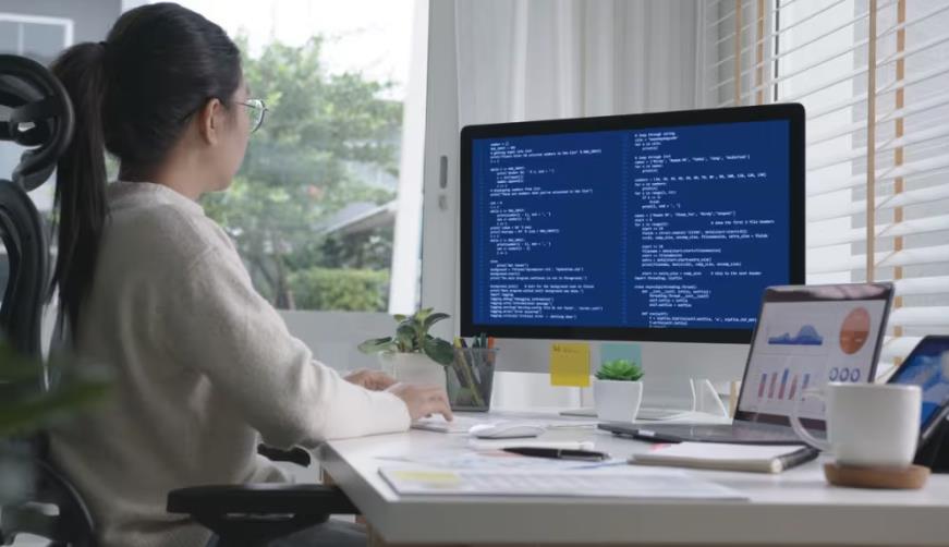 伊金霍洛旗软件开发公司实战建议:网站赋能,为何必须接入支持机器人?